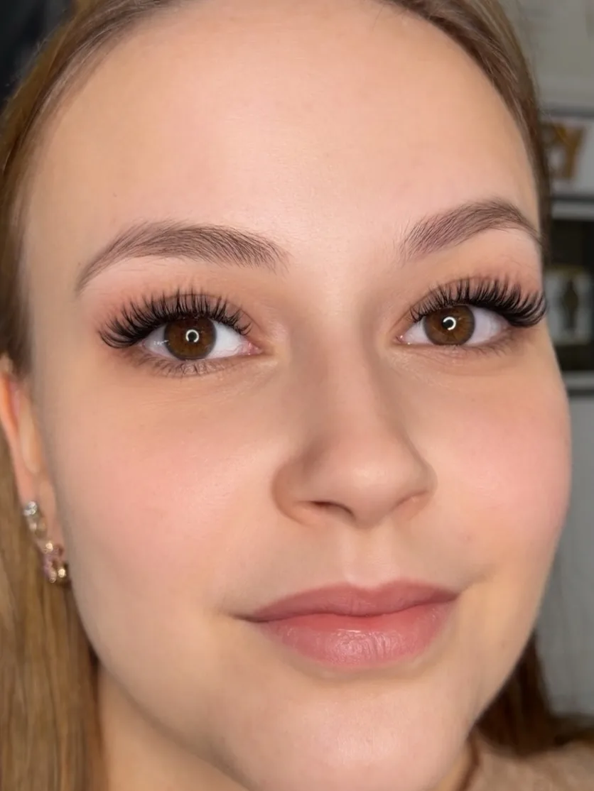 Kundin mit klassischer Wimpernverlängerung
