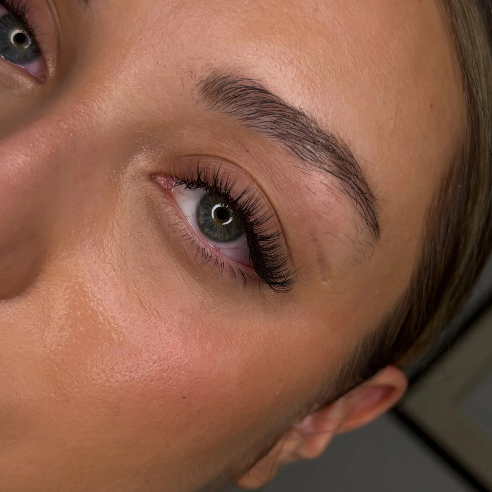Nahaufnahme eines Auges mit Wimpernverlängerung aus der Beauty Lounge Münster