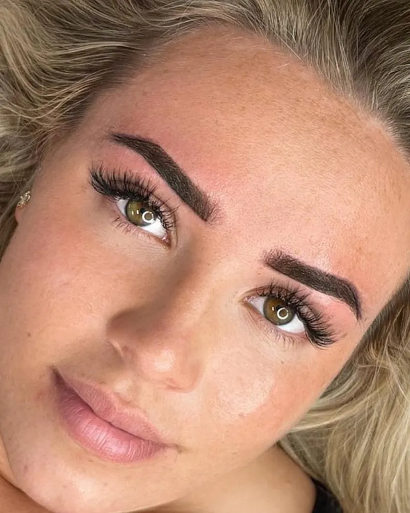 Gesicht mit definierten Brauen und betonten Wimpern