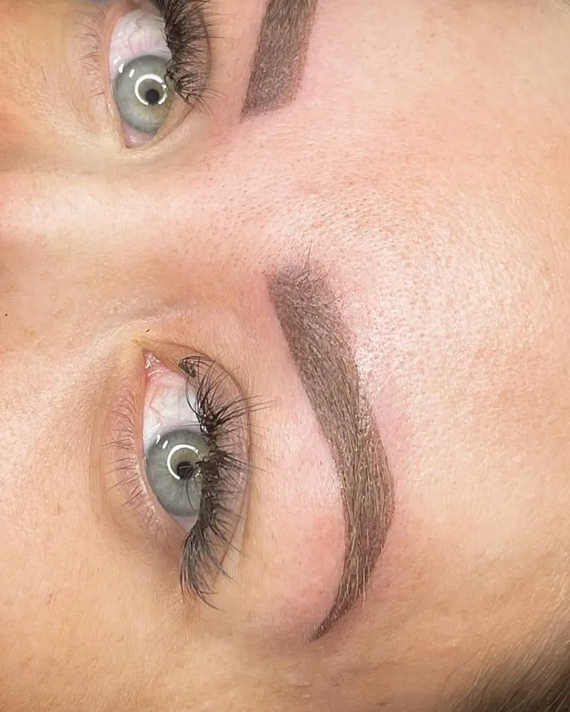 Augen mit weich schattierten Powder Brows