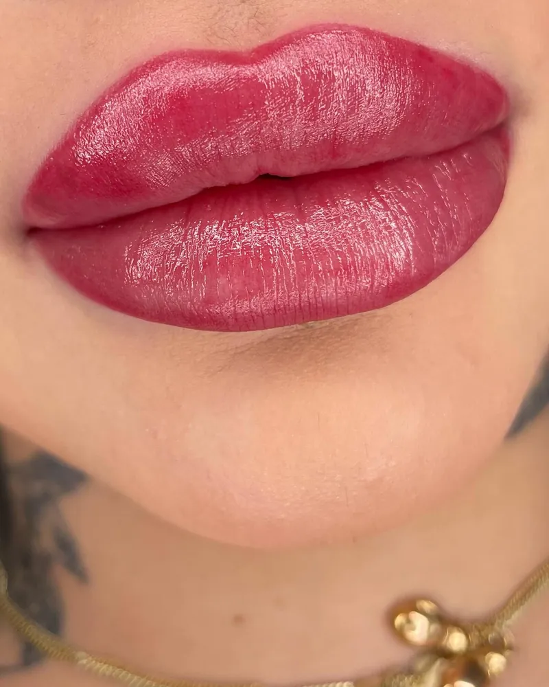 Nahaufnahme von Lippen nach einer Lippenpigmentierung