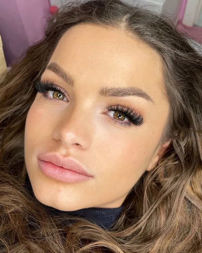 Frau mit natürlichem Make-up und betonten Wimpern